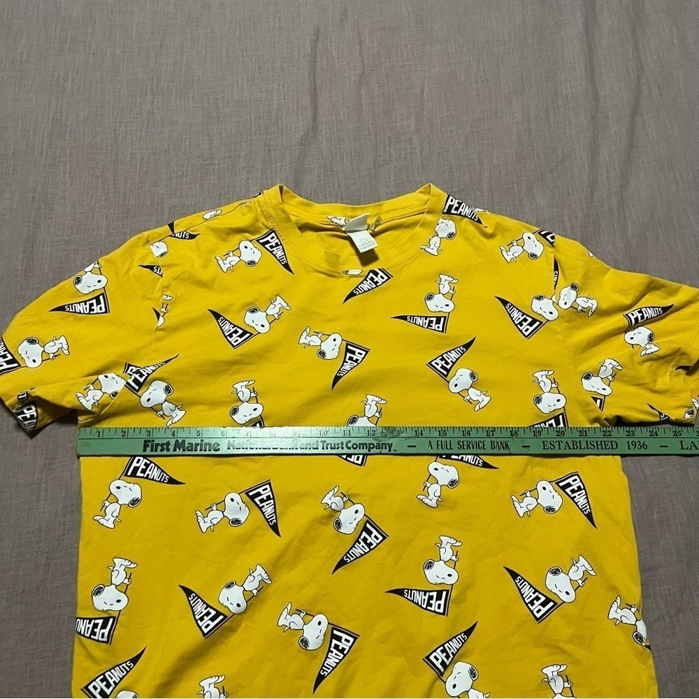 Snoopy Peanuts All over Print Yellow Graphic Tee H&M Size XL Crewneck Cotton - Picture 5 of 6